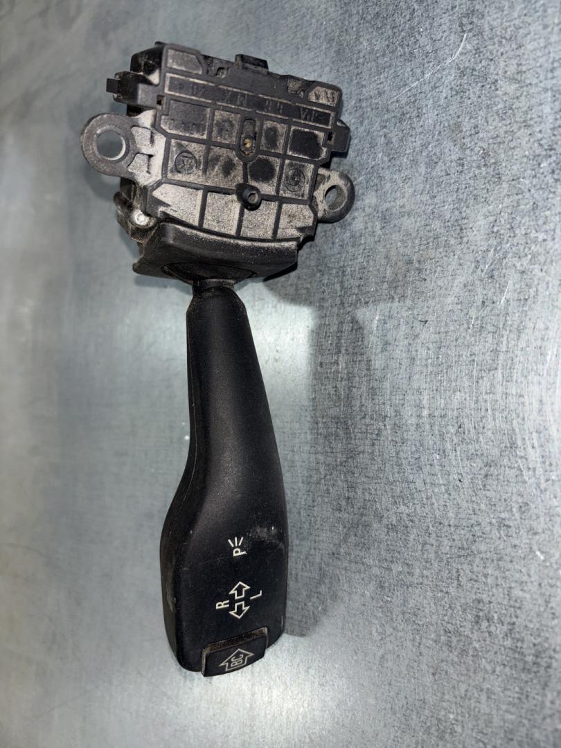 переключатель поворотов BMW 7 серия E38 (1994 - 1998), 2.8 л., M52 B28 (286S2), бензин, АКПП, седан, задний привод, 8363668, 61318363668 - фото №1