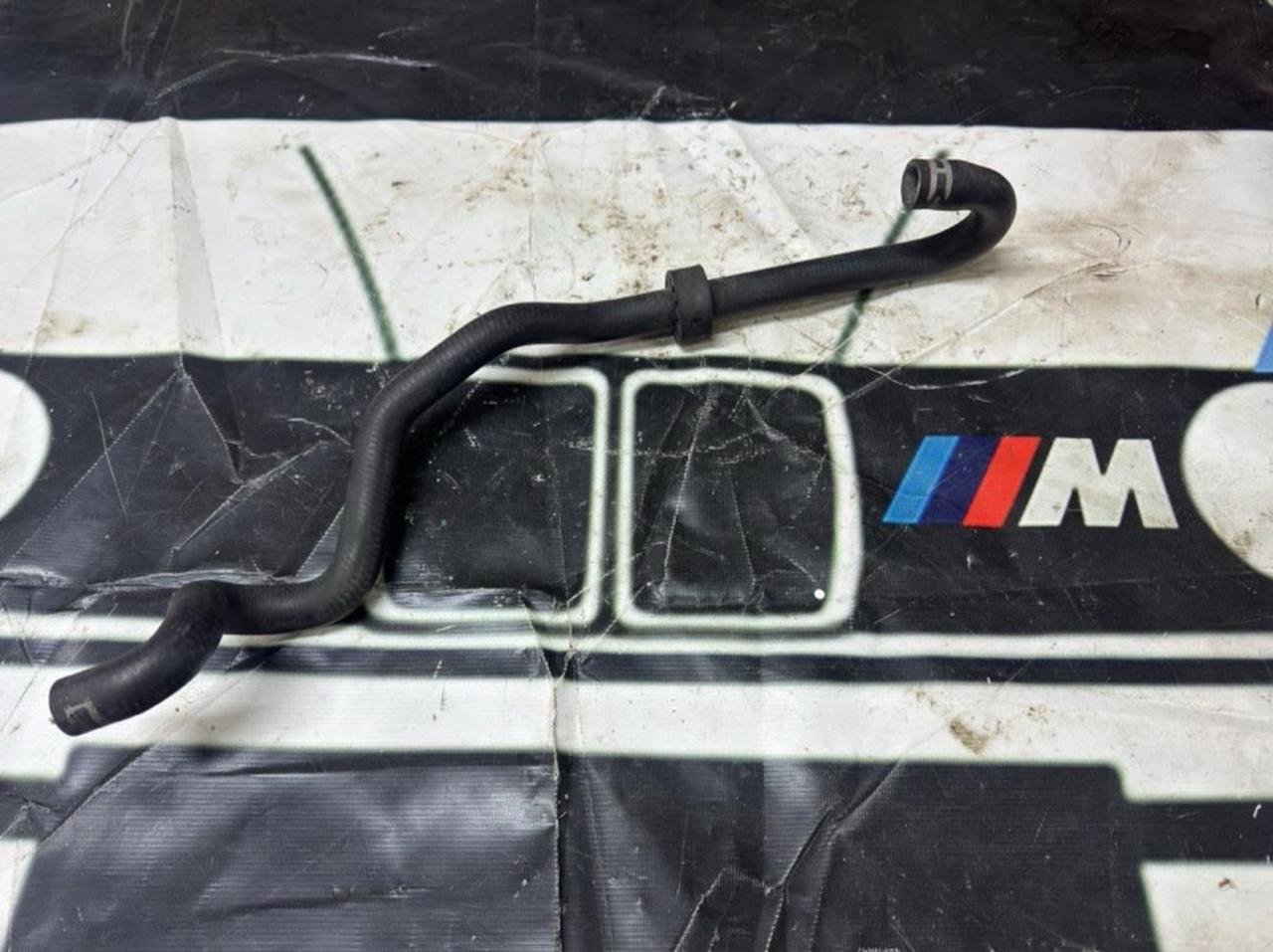 патрубок отопителя (печки) BMW 6 серия E63/E64 E64 2005, 4.8 л., N62 B48 A, бензин, АКПП, черный, кабриолет, задний привод, правый руль, 64216910758 - фото №1