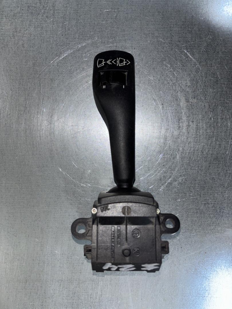 переключатель дворников BMW X3 E83 2006, 2.5 л., M54 B25 (256S5), бензин, АКПП, alpinweiss 3(300), внедорожник 5 дв., полный привод, правый руль, 8363664, 61318363664 - фото №1