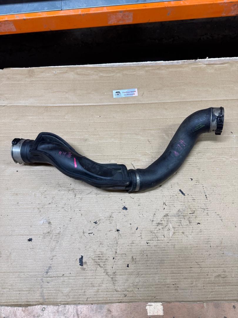 патрубок интеркулера BMW 7 серия F01/F02 F01 2009, 3.0 л., N57 D30 A, дизель, АКПП, черный, седан, задний привод, 11617809834, 11617800145 - фото №1