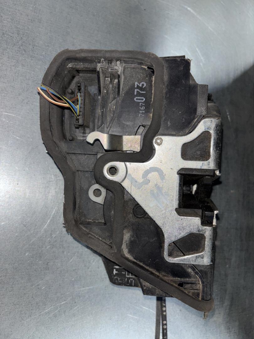 замок двери передней левой BMW X3 E83 2006, 2.5 л., M54 B25 (256S5), бензин, АКПП, внедорожник 5 дв., 7167073, 51217167073 - фото №1