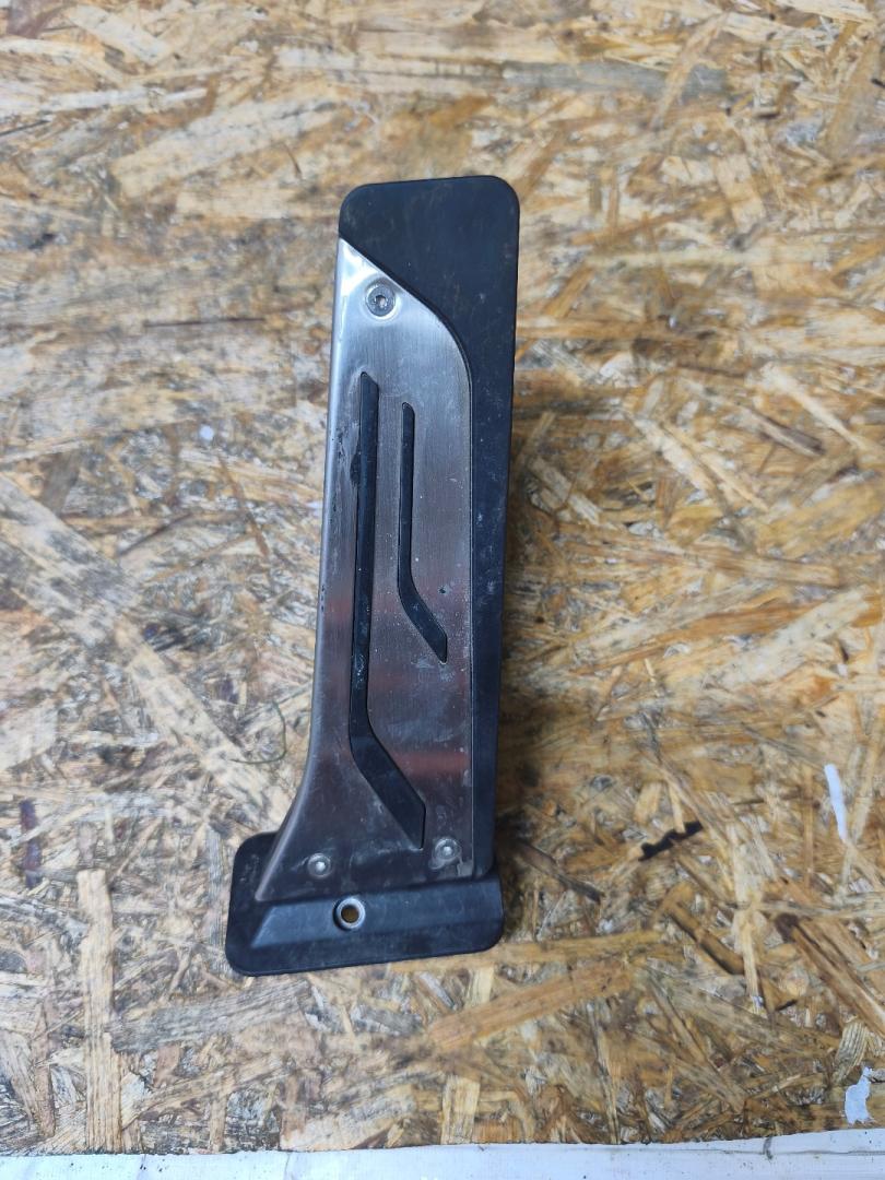 педаль BMW 5 серия F07/F10/F11 F11 2011, 3.0 л., N52 B30 AF, бензин, АКПП, белый, универсал, задний привод, правый руль, 6789998 - фото №1