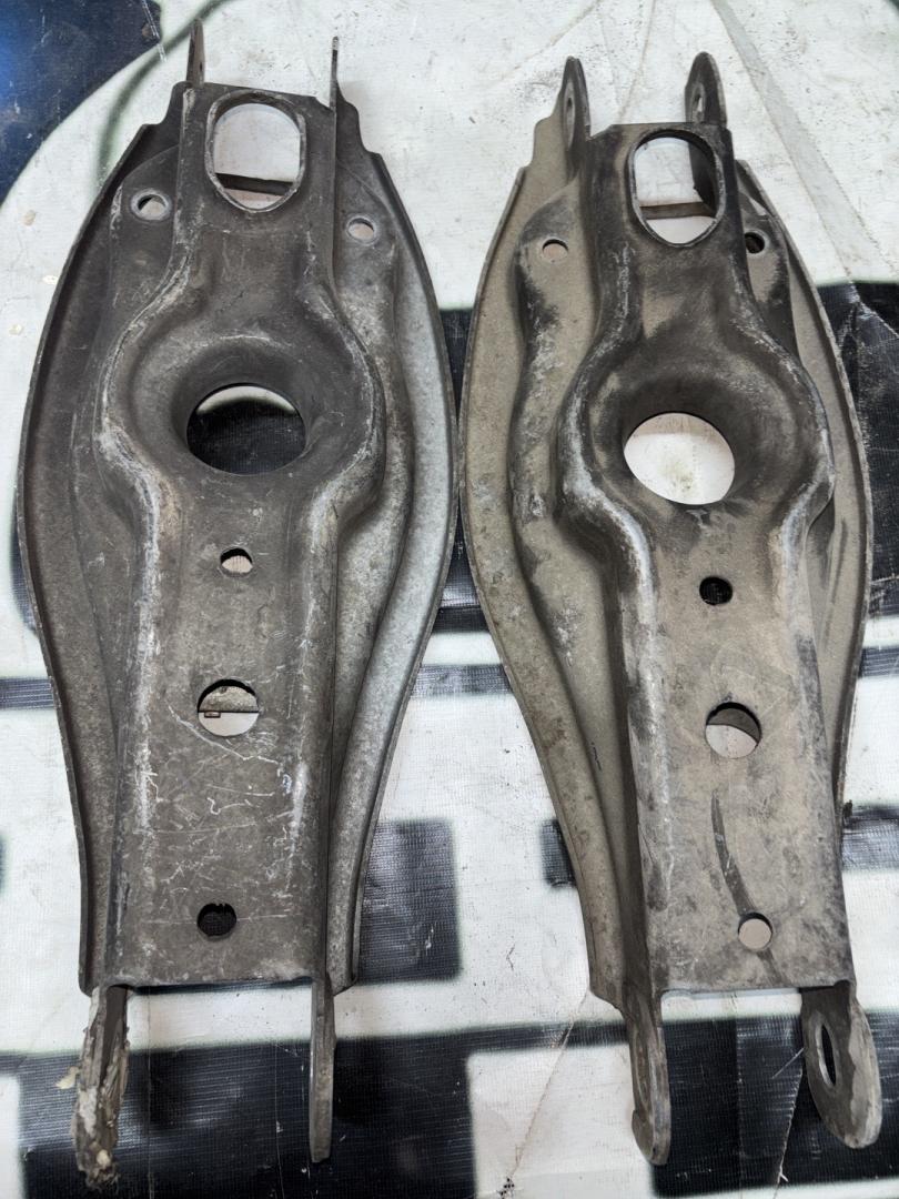 рычаг задний нижний BMW 3 серия E90/E91/E92/E93 E90 2007, 3.0 л., N54 B30 A, бензин, АКПП, sparkling-graphit (a22), седан, задний привод, правый руль, 33326764293, 6764293, 33326792066, 6792066 - фото №1