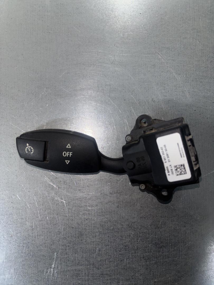переключатель круиз-контроля BMW 5 серия E60/E61 E60 (2002 - 2007), 3.0 л., M54 B30 (306S3), бензин, МКПП, седан, задний привод, 6951352 - фото №1