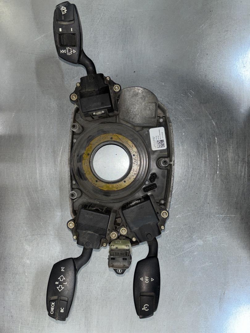 переключатель подрулевой (стрекоза) BMW 5 серия E60/E61 E60 (2002 - 2007), 2.5 л., M54 B25 (256S5), бензин, МКПП, седан, задний привод, 9136898, 61319136898 - фото №1
