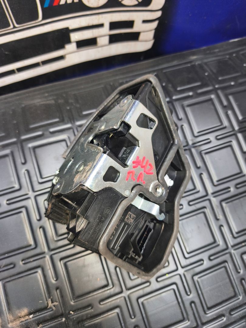 замок двери BMW 3 серия F30/F31/F34 F30 2012, 2.0 л., N20 B20 B, бензин, АКПП, 354 titansilber metallic, седан, задний привод, правый руль, 7229457 - фото №1