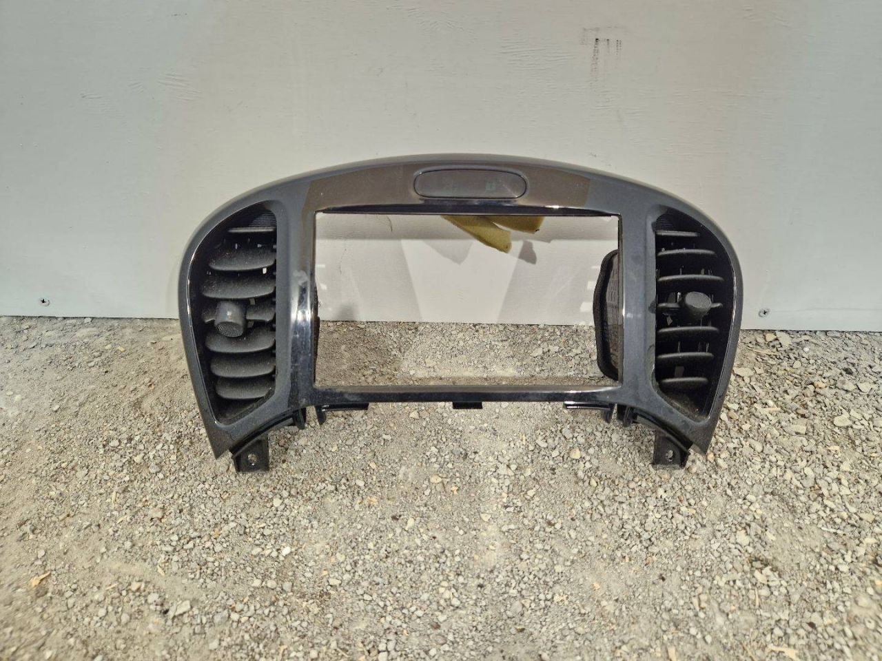 рамка под магнитолу Nissan Juke YF15 2011, 1.5 л., DCi, K9K 410, дизель, 6МКПП, radiant red / nah, внедорожник 5 дв., передний привод, правый руль, 687501KE0A, 687511KE0A, 682601KE0A, 682U11KE0A - фото №1