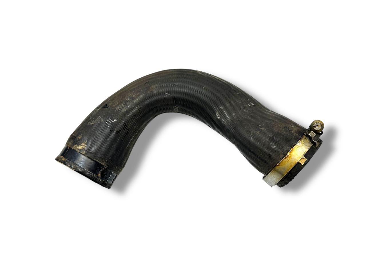 патрубок интеркулера Volkswagen Scirocco 3 поколение 2013, 2.0 л., TDi, CFHC, дизель, 6МКПП, deepblack / lc9x, хетчбэк 3 дв., передний привод, правый руль, 1K0145834AP - фото №1