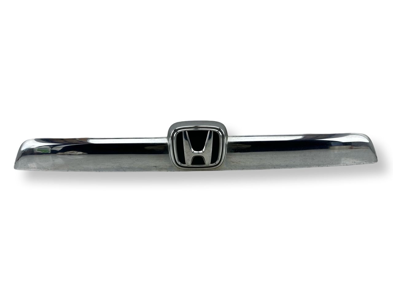 накладка двери (крышки) багажника Honda CR-V 3 поколение RE6 2008, 2.2 л., cTDi, N22A2, дизель, 6МКПП, sparkle gray / nh684p, внедорожник 5 дв., полный привод, правый руль, 74890SWWE010M1 - фото №1