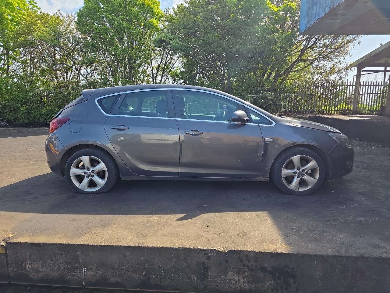 Opel Astra J 2011