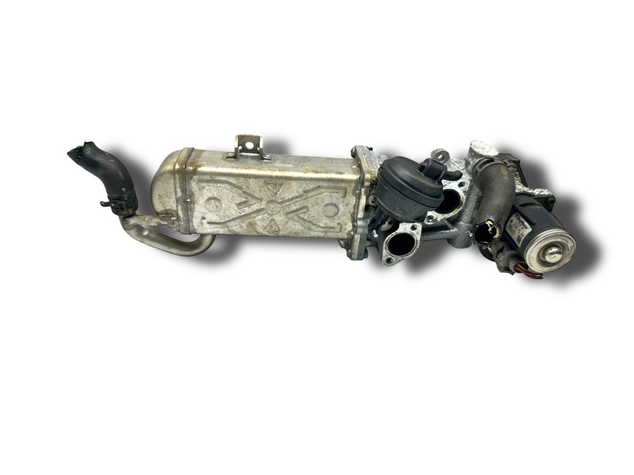 охладитель EGR / Радиатор EGR Volkswagen Scirocco 3 поколение 2013, 2.0 л., TDi, CFHC, дизель, 6МКПП, deepblack / lc9x, хетчбэк 3 дв., передний привод, правый руль, 03L131512DQ, 03L131512C, 0280751016 - фото №1