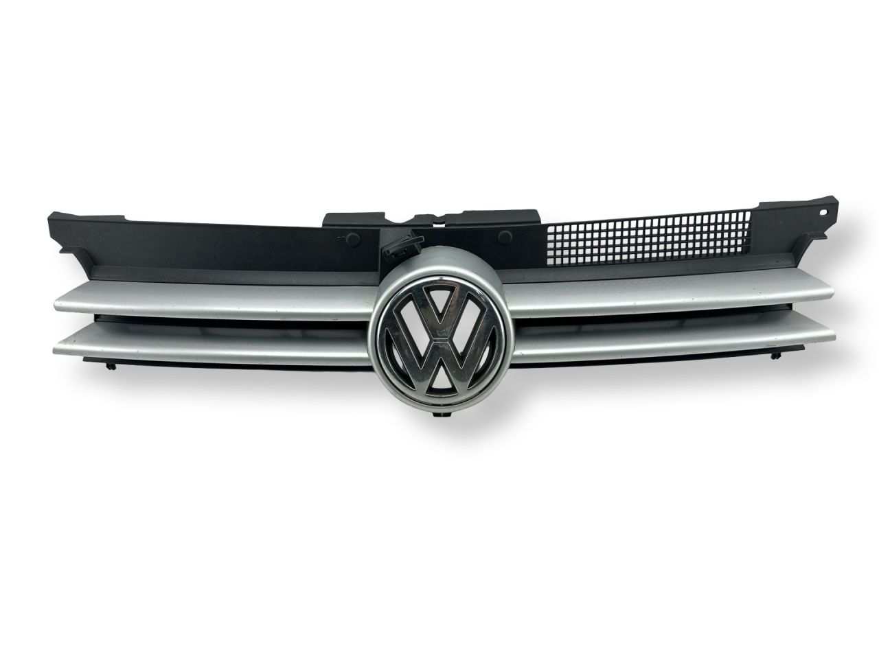 решетка радиатора Volkswagen Golf 4 поколение 2002, 1.9 л., TDi PD, ATD, дизель, 5МКПП, reflex silver / la7w, хетчбэк 5 дв., передний привод, правый руль, 1J0853651H, 1J0853655G - фото №1