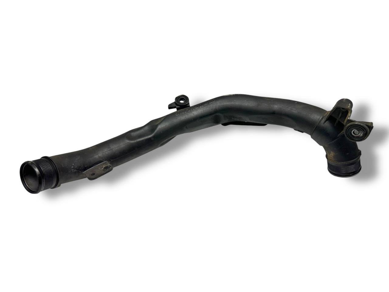 патрубок интеркулера Volkswagen Scirocco 3 поколение 2013, 2.0 л., TDi, CFHC, дизель, 6МКПП, deepblack / lc9x, хетчбэк 3 дв., передний привод, правый руль, 5N0145840G - фото №1