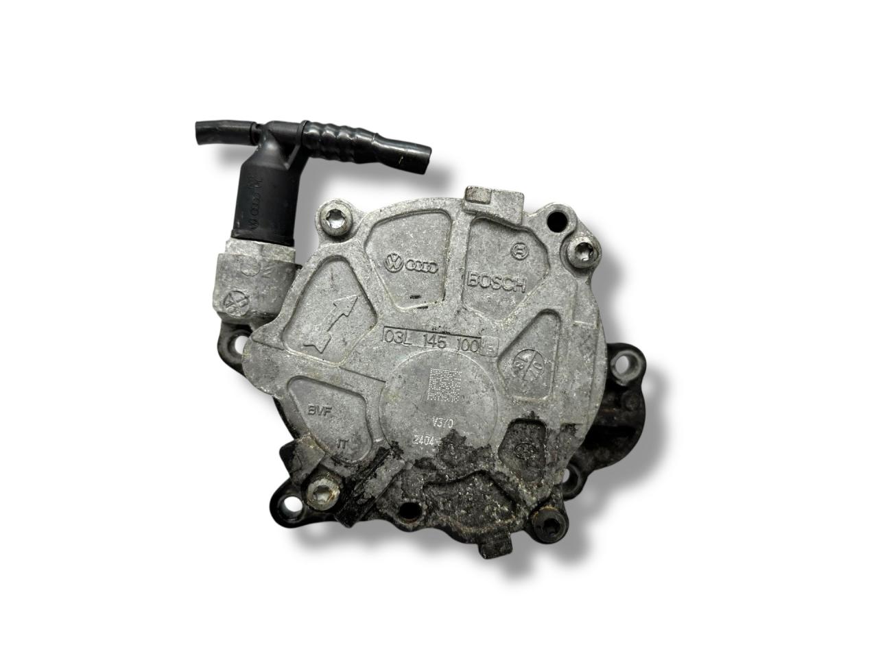 насос вакуумный Volkswagen Scirocco 3 поколение 2013, 2.0 л., TDi, CFHC, дизель, 6МКПП, deepblack / lc9x, хетчбэк 3 дв., передний привод, правый руль, 03L145100F - фото №1