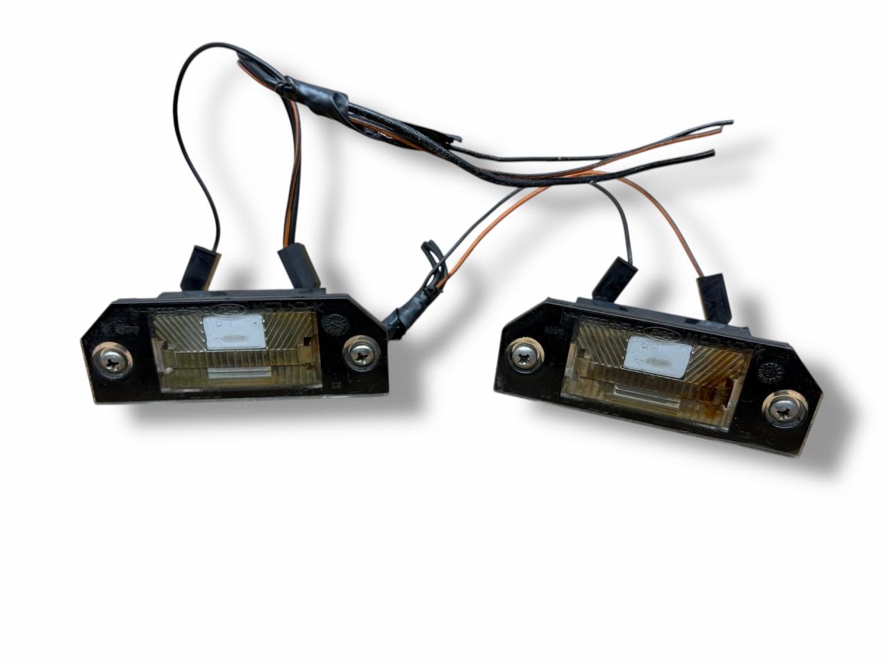 подсветка номера Ford Focus 2 поколение 2006, 1.8 л., TDCi, KKDA, дизель, 5МКПП, panther black / f3, хетчбэк 5 дв., передний привод, правый руль, 3M5A-13550-A - фото №1