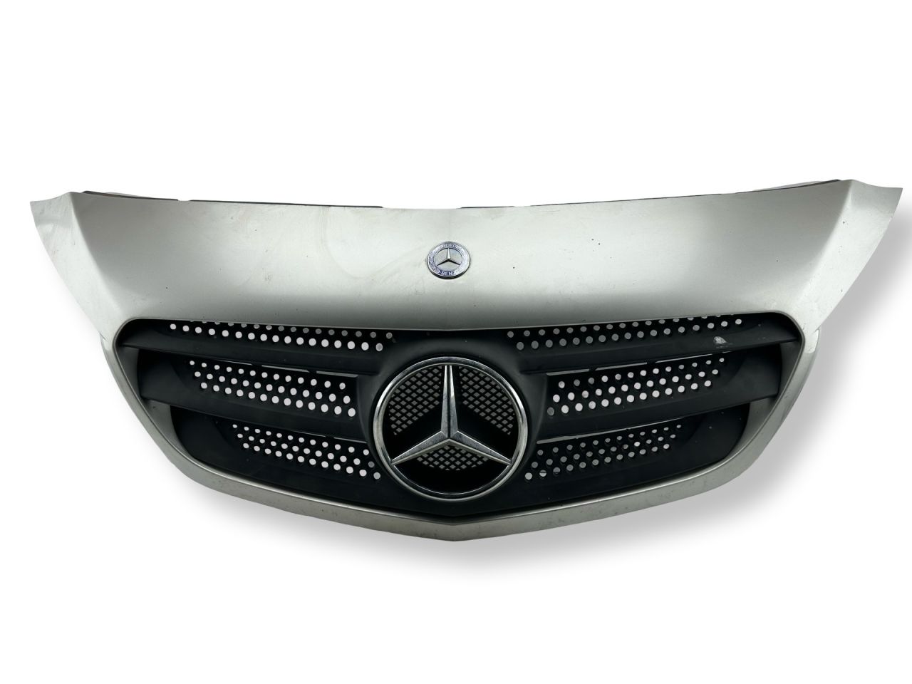 решетка радиатора Mercedes-Benz Citan W415 2013, 1.5 л., CDi, OM 607.951, дизель, 5МКПП, brillantsilber / 9744, фургон, передний привод, правый руль, A4158880023 - фото №1