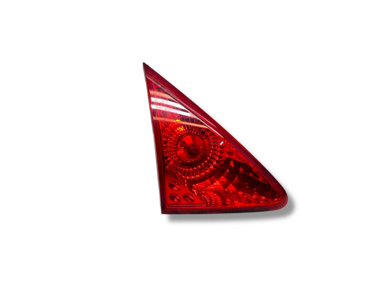 фонарь крышки багажника левый Peugeot 3008 1 поколение 2011, 1.6 л., HDi, 9HZ (DV6TED4), дизель, 6МКПП, noir perla nera / ktv, внедорожник 5 дв., передний привод, правый руль, 9683461080 - фото №1