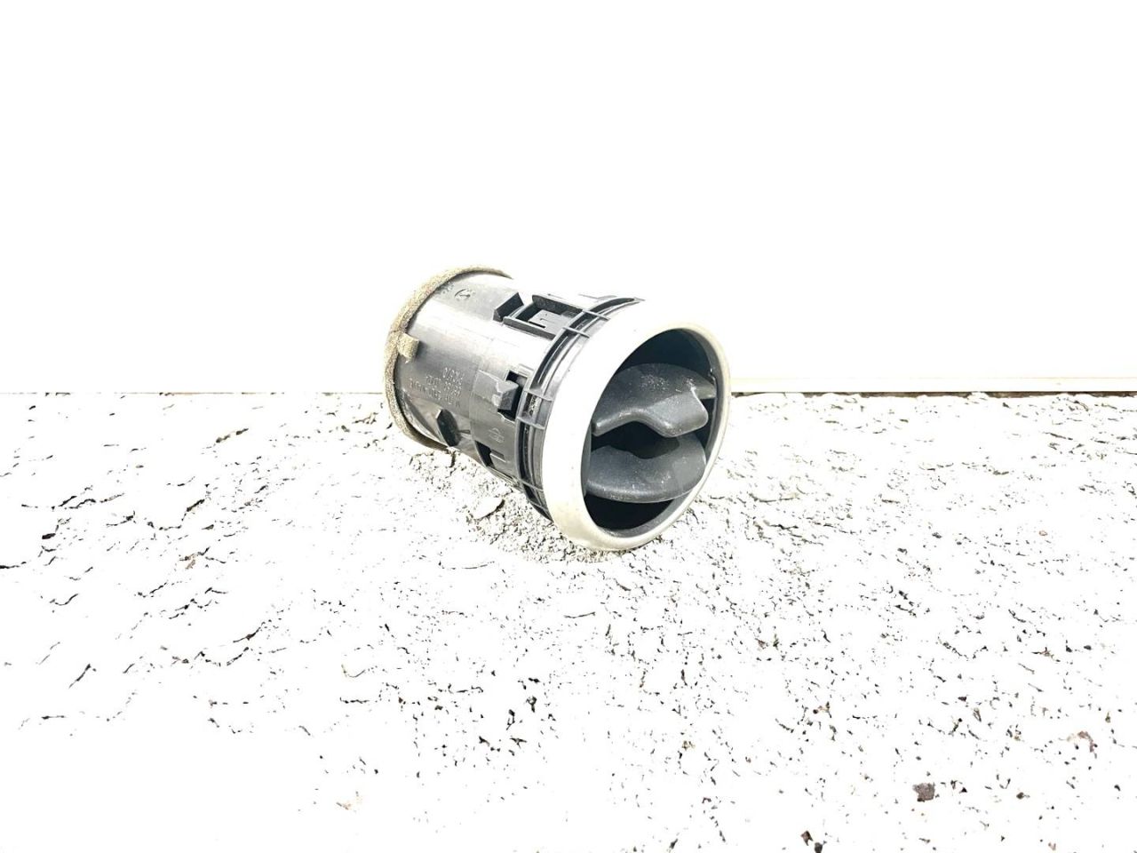 дефлектор обдува салона Nissan Qashqai 1 поколение 2007, 2.0 л., i, MR20DE, бензин, 6МКПП, intense blue / bv4, внедорожник 5 дв., передний привод, правый руль, 68760JD10A - фото №1