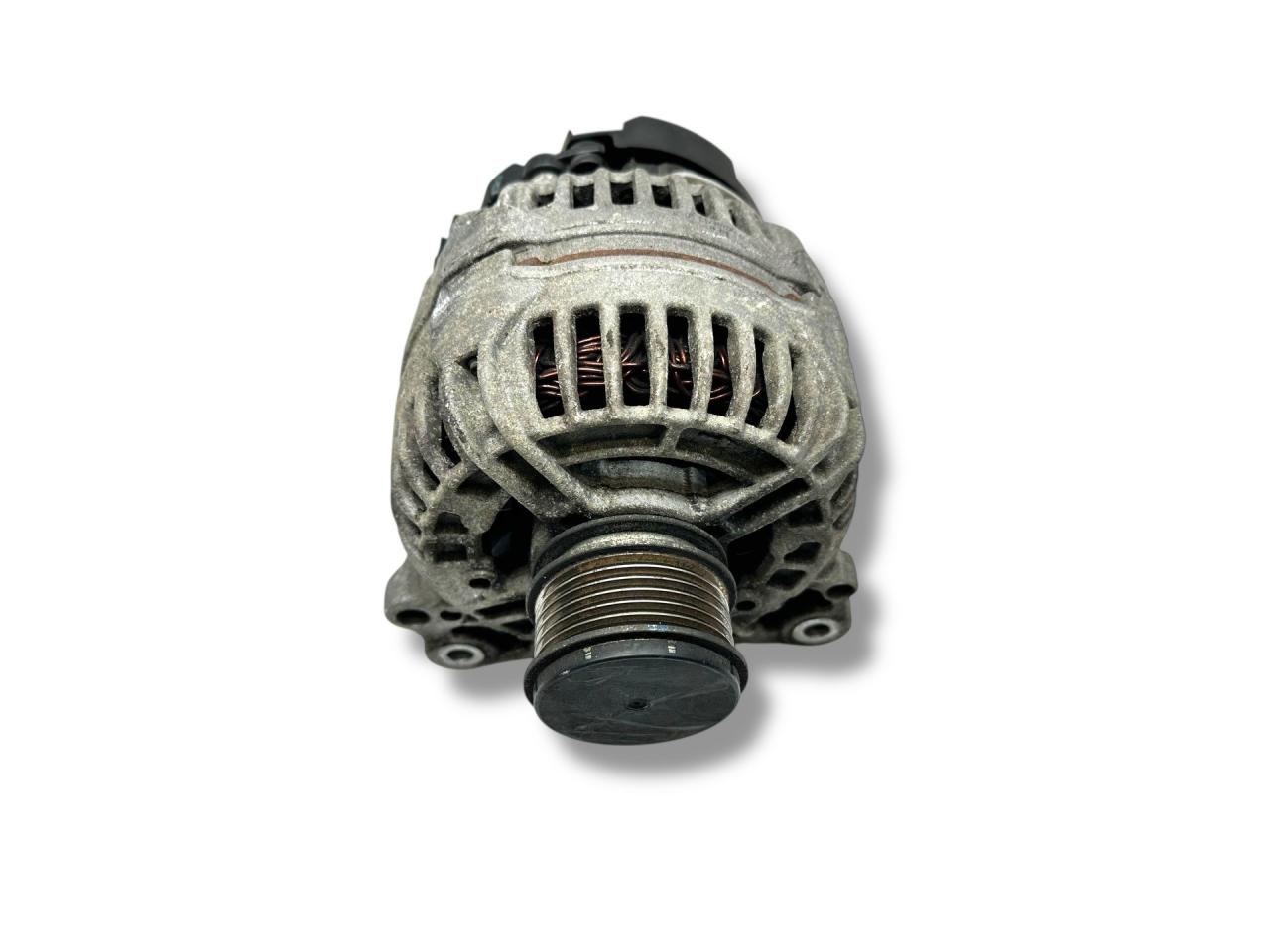 генератор Volkswagen Scirocco 3 поколение 2013, 2.0 л., TDi, CFHC, дизель, 6МКПП, deepblack / lc9x, хетчбэк 3 дв., передний привод, правый руль, 03L903023, 0124525187 - фото №1