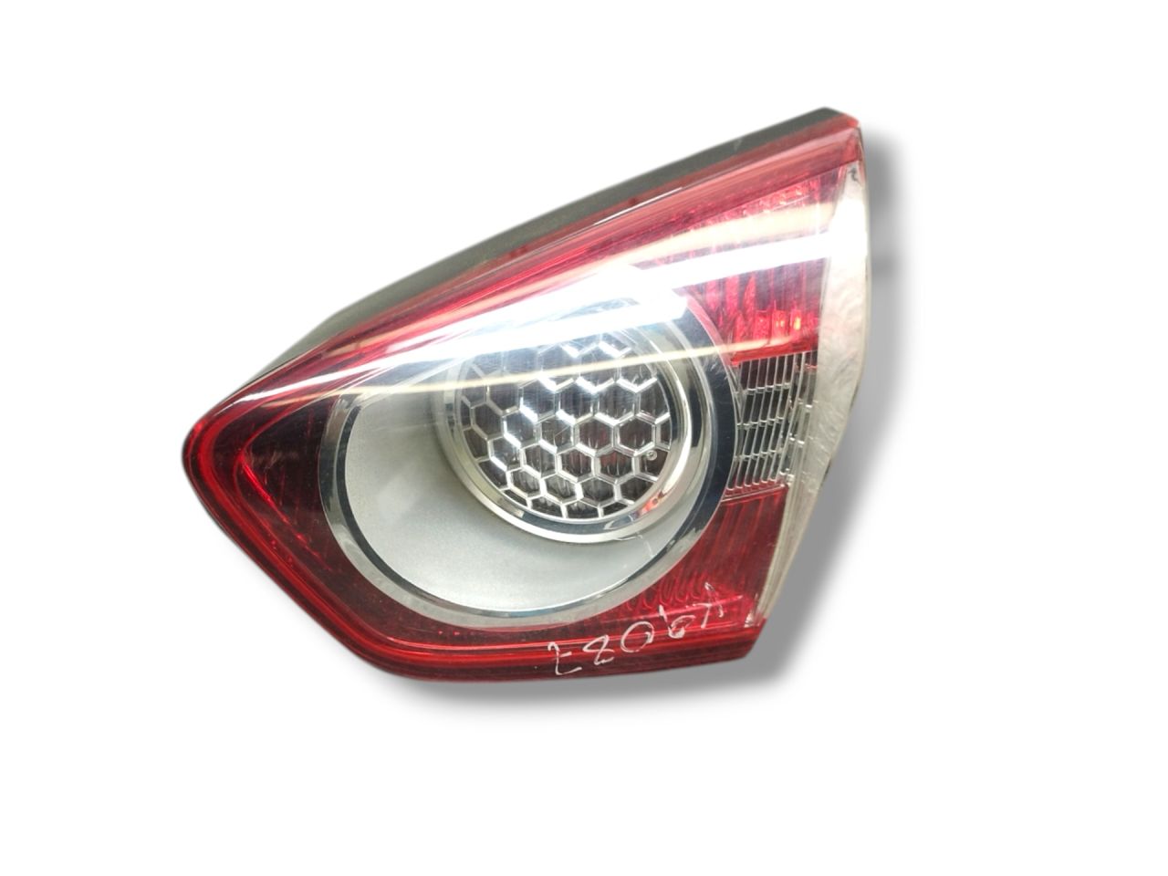 фонарь крышки багажника правый Ford Kuga 1 поколение 2009, 2.0 л., TDCi, G6DG, дизель, 6МКПП, panther black / f8, внедорожник 5 дв., полный привод, правый руль, 8V41-13A602-AD - фото №1