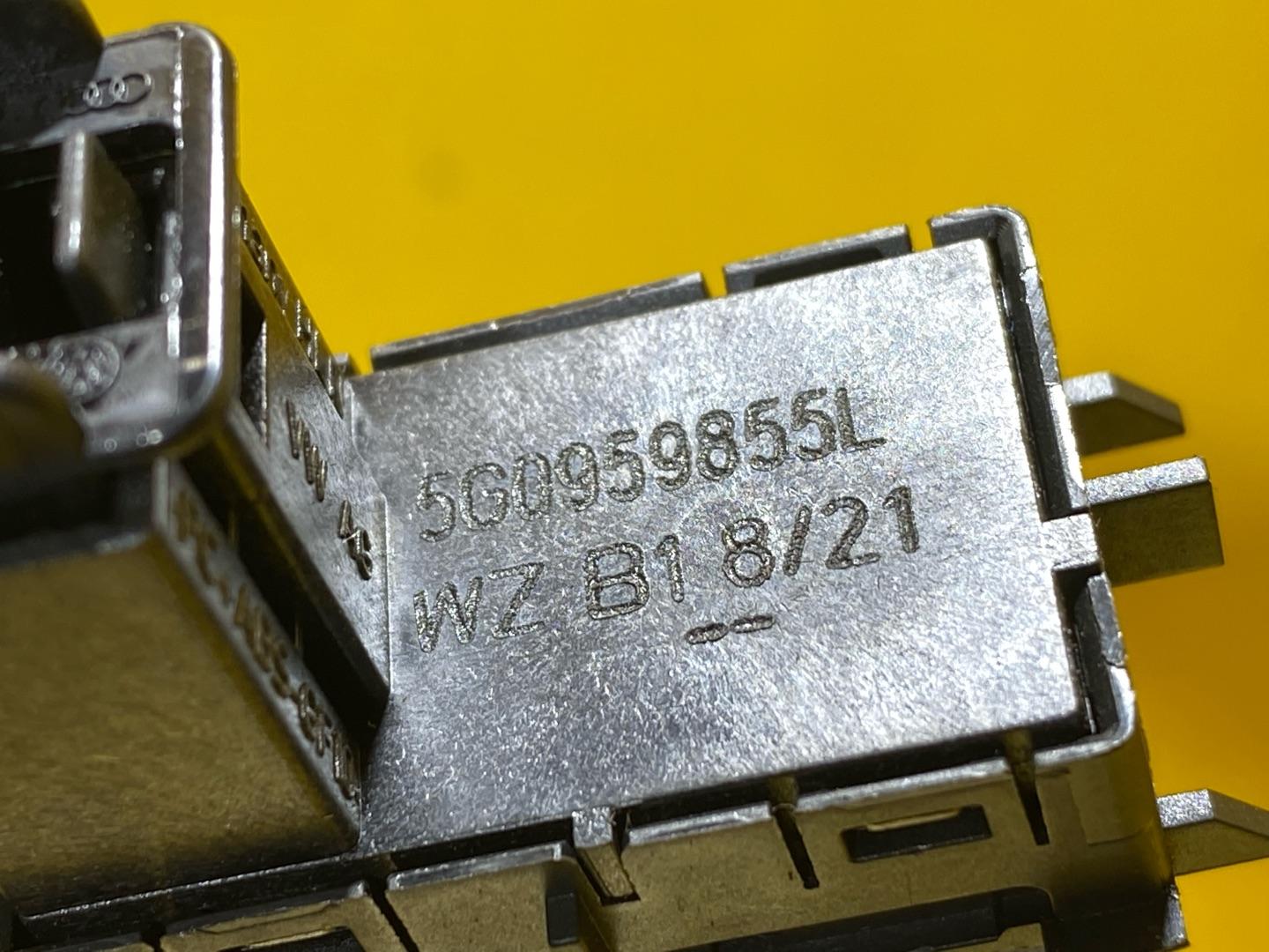 кнопка стеклоподъемника двери Volkswagen Tiguan 2 поколение 2020, 2.0 л., бензин, 5G0959855L - фото №5