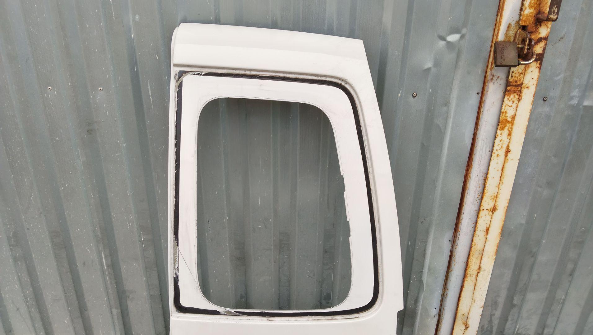 дверь задняя распашная правая Volkswagen Caddy 4 поколение 2018, 2.0 л., дизель, 2K0827092G - фото №2