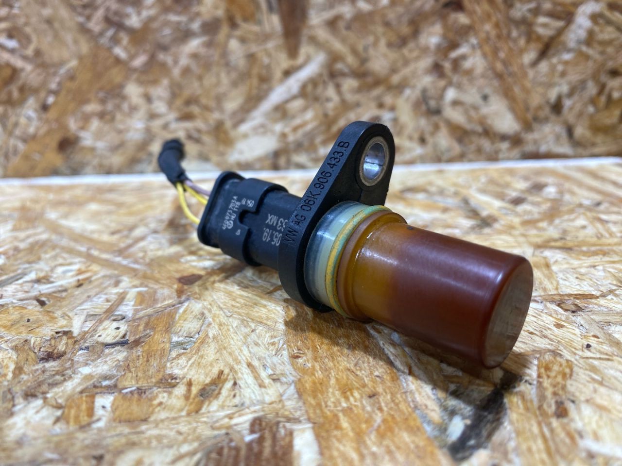 датчик коленвала Volkswagen Tiguan 2 поколение 2019, 2.0 л., бензин, 06K906433B - фото №1