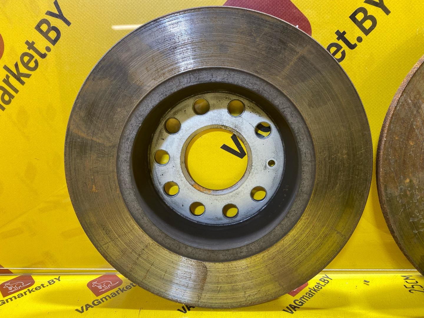 диск тормозной задний Volkswagen Caddy 4 поколение 2016, 1.4 л., бензин, 5Q0615601D - фото №6
