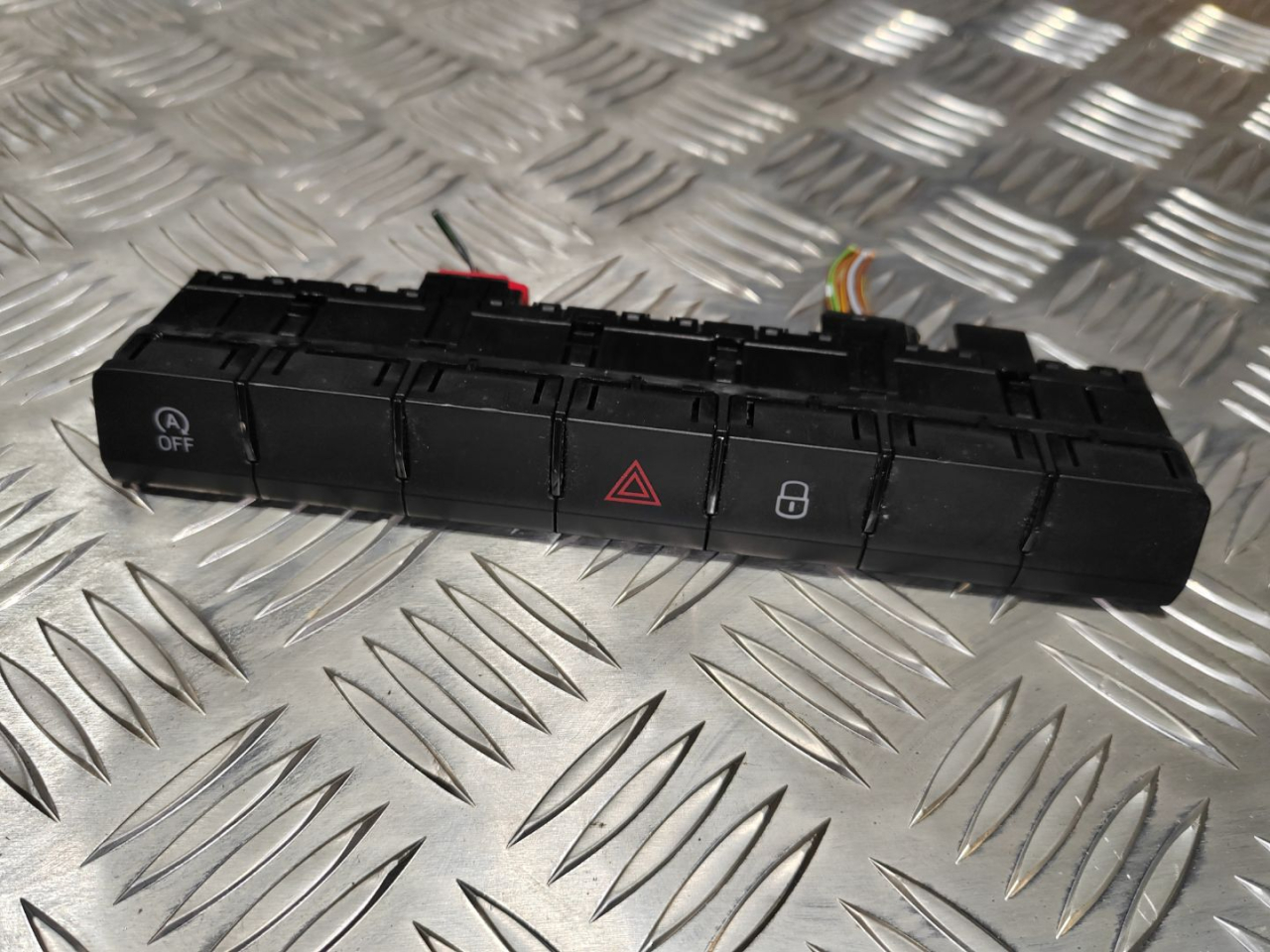 кнопка (выключатель) Skoda Karoq 1 поколение 2019, 1.5 л., бензин, 565927132AT - фото №1