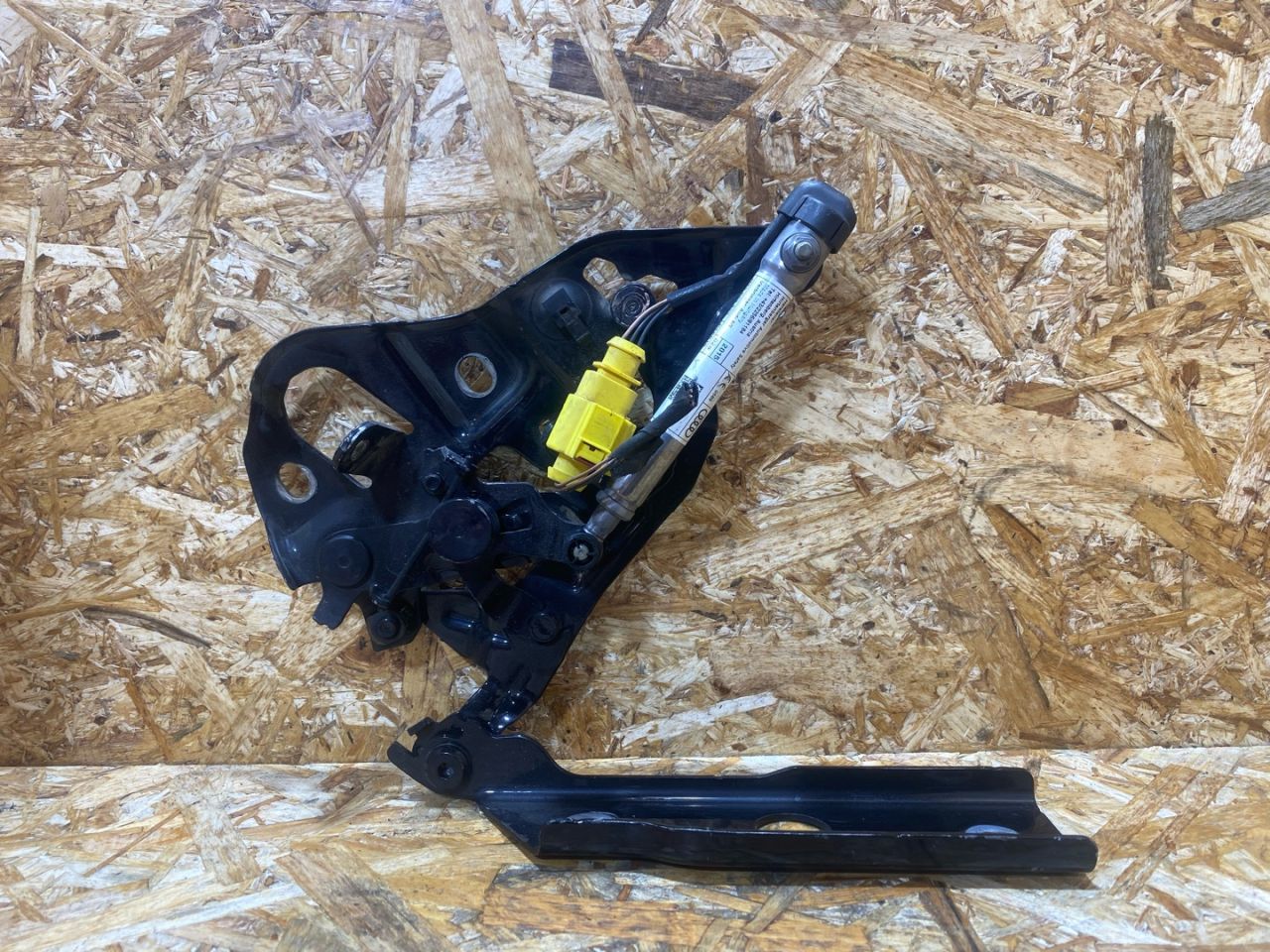 петля капота правая Audi Q7 4M 2016, 3.0 л., дизель, 4M0823302A - фото №1