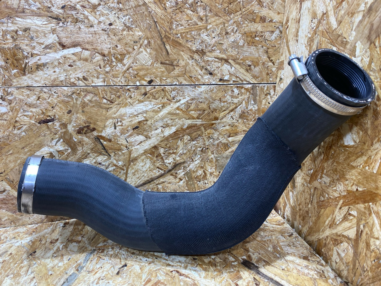 патрубок интеркулера Audi Q7 4M 2016, 3.0 л., дизель, 4M0145737M - фото №1