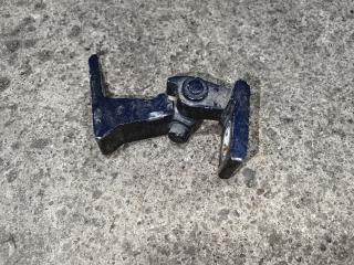 петля двери Volkswagen Touareg 2 поколение 2012, 3.0 л., дизель, 8K0831402G