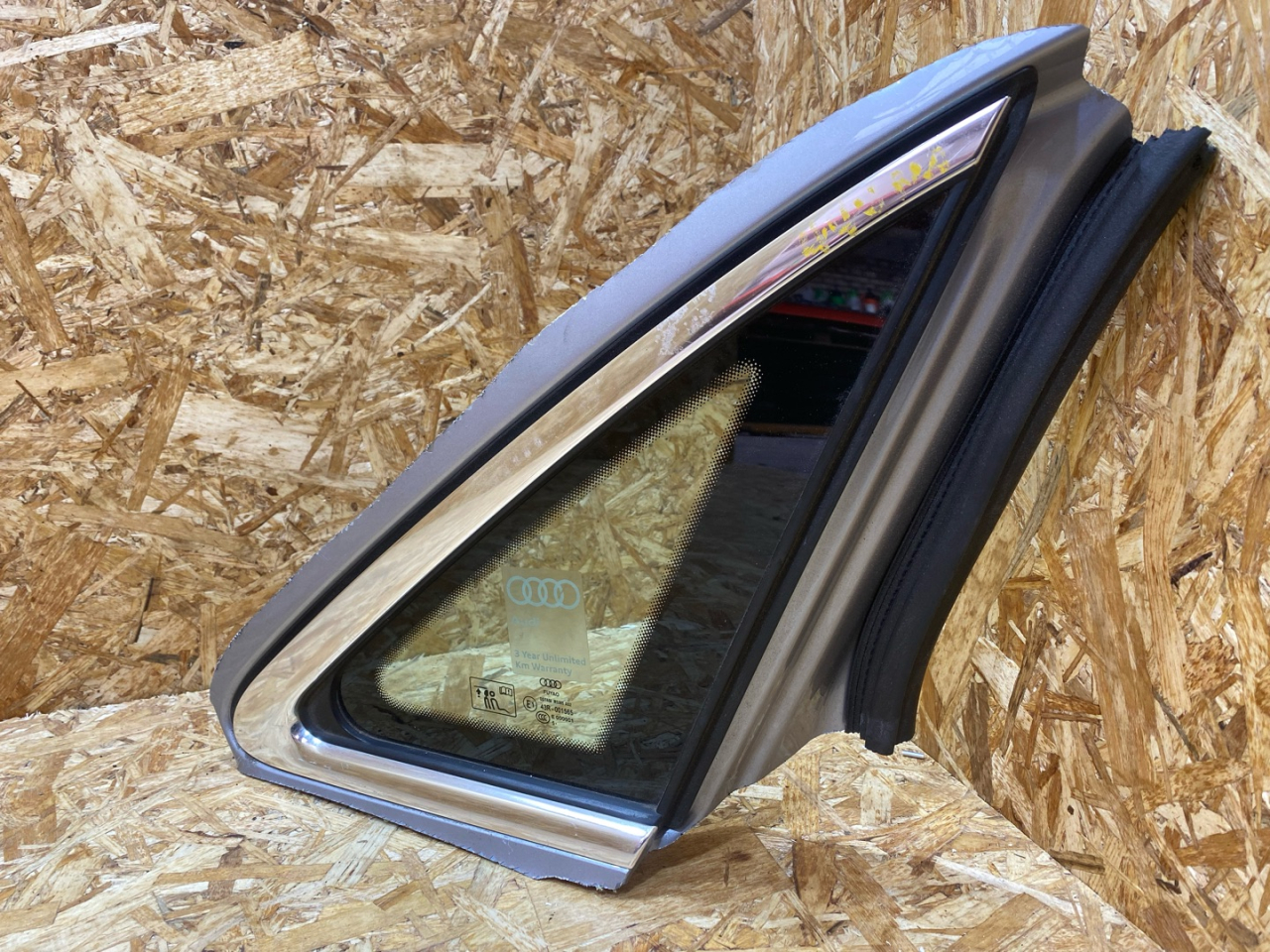 стекло кузовное боковое правое Audi A4 B9 2016, 2.0 л., бензин, 8W5845298D - фото №1