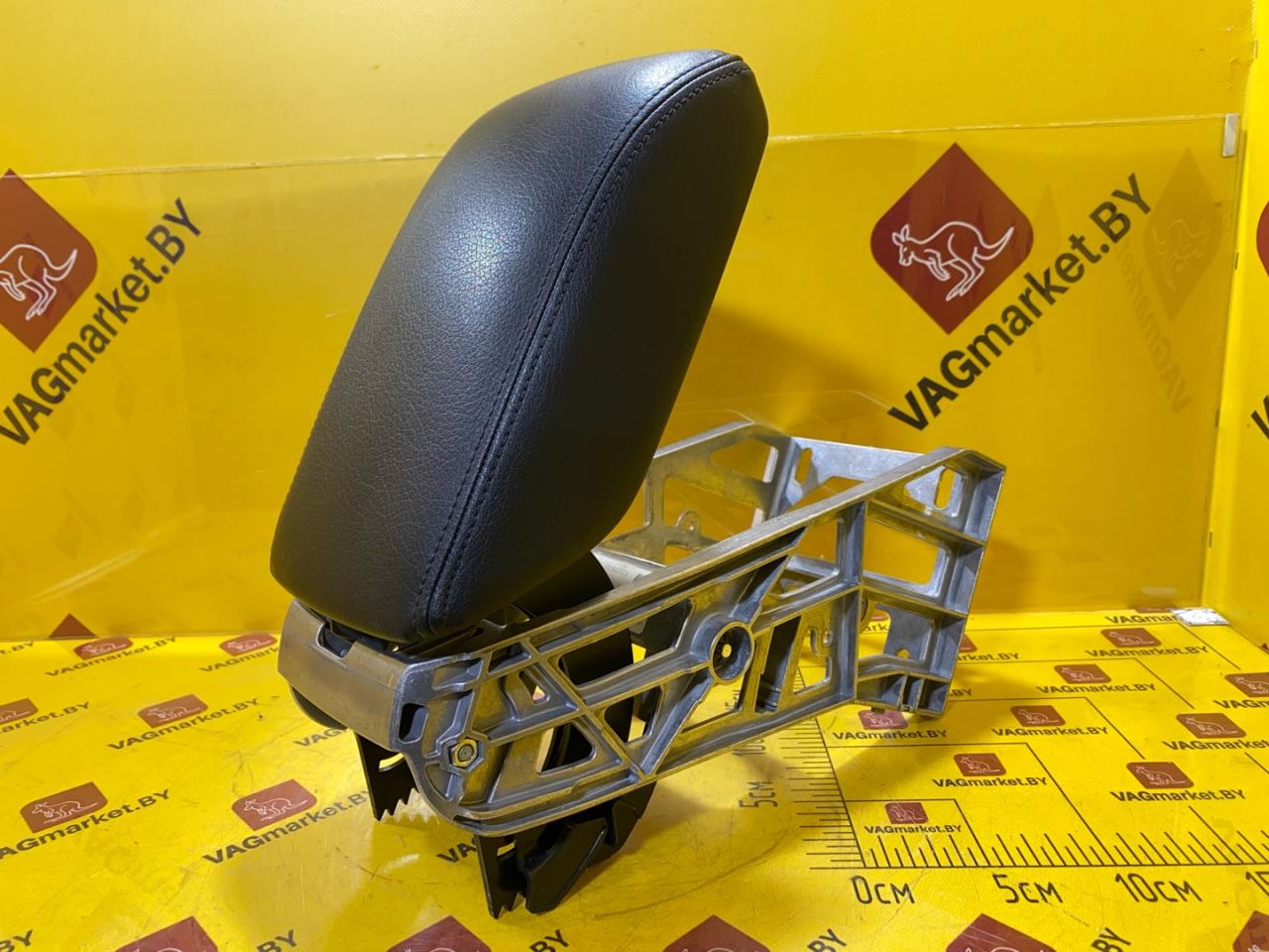 подлокотник Audi Q3 8U 2012, 2.0 л., бензин, 8U0864283A, 8U0864207H - фото №1