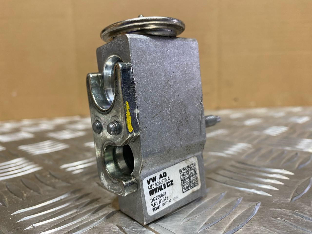 расширительный клапан кондиционера Volkswagen Touareg 3 поколение 2019, 3.0 л., дизель, 4M0820679A - фото №1
