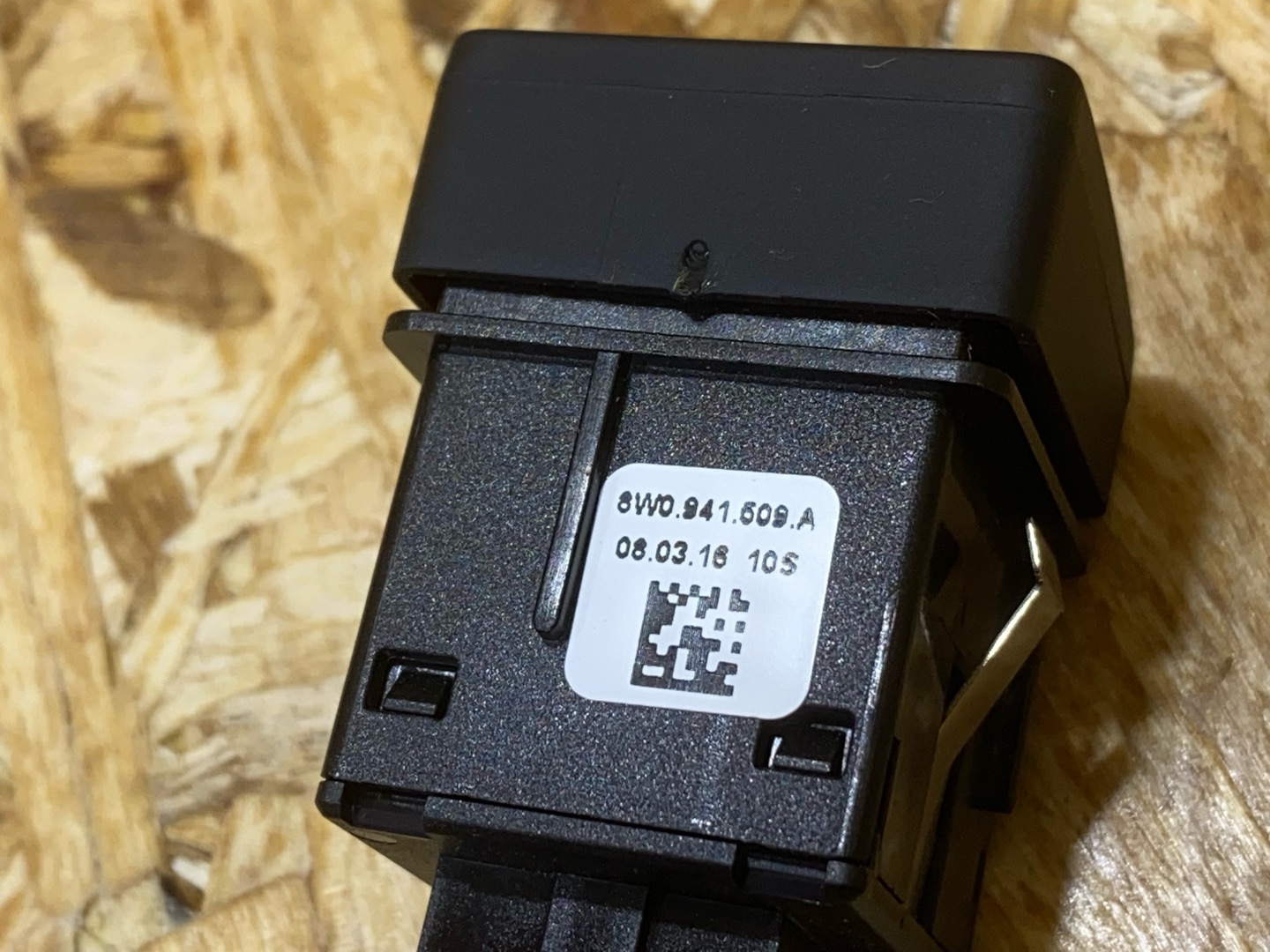кнопка аварийной сигнализации Audi A4 B9 2016, 2.0 л., бензин, 8W0941509A - фото №4