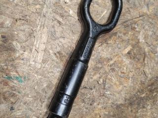 крюк буксировочный Volkswagen Tiguan 2 поколение 2018, 2.0 л., бензин, 8K0805615A