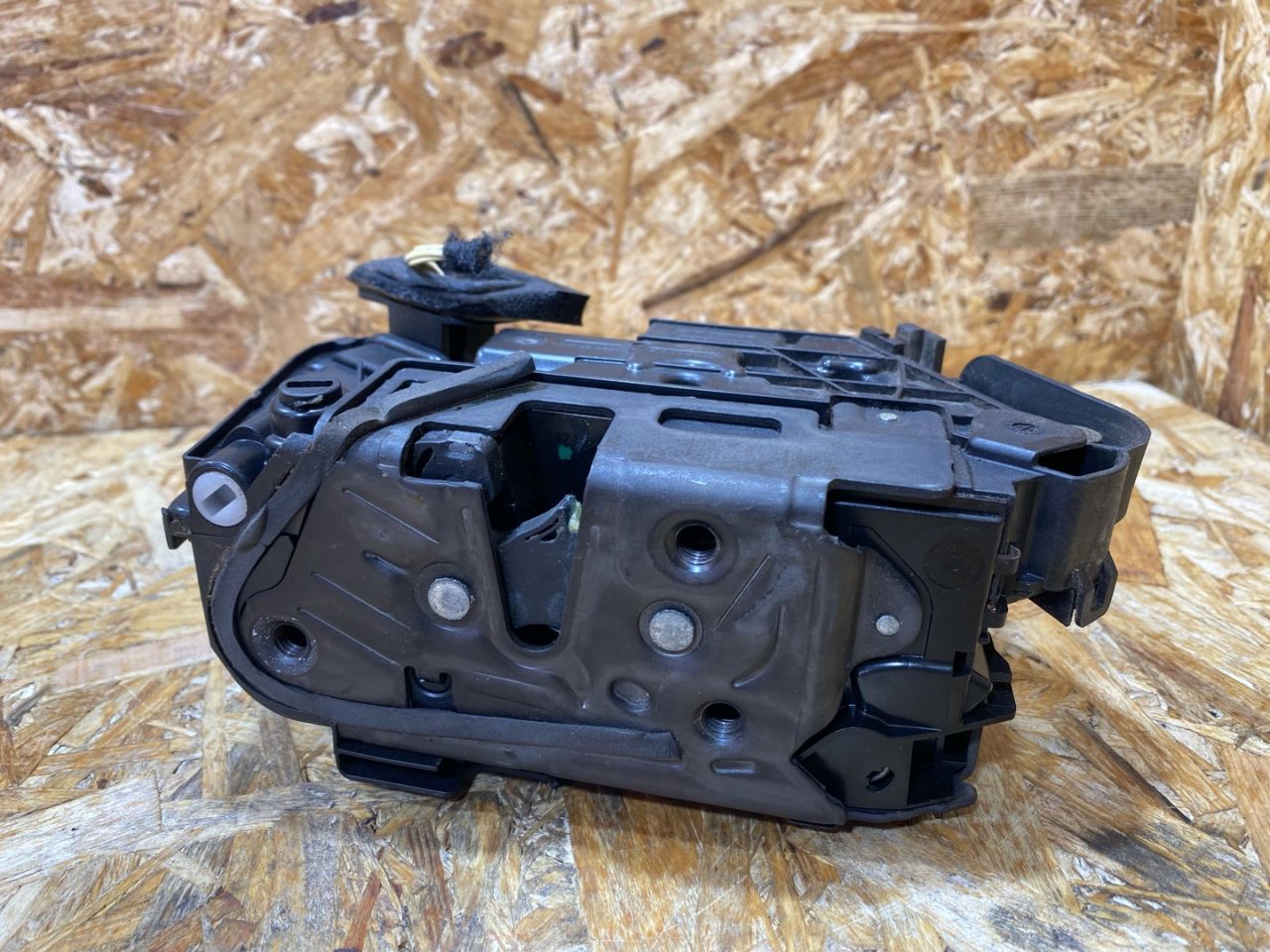 замок двери задней левой Volkswagen Golf Alltrack 7 поколение 2017, 1.8 л., бензин, 5TA839015E - фото №1