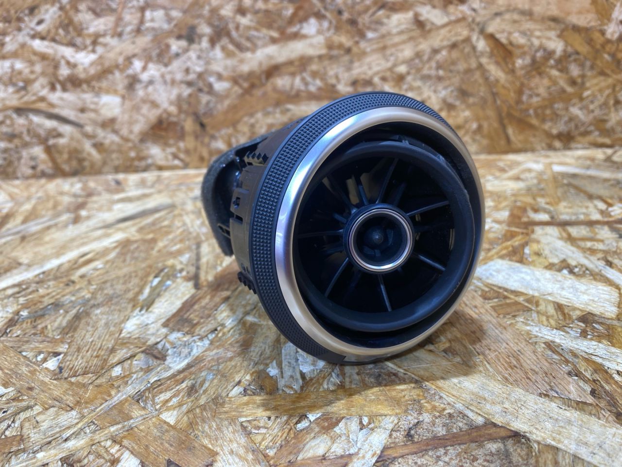 дефлектор обдува салона Audi A3 8V 2015, 1.4 л., бензин, 8V0820901 - фото №1