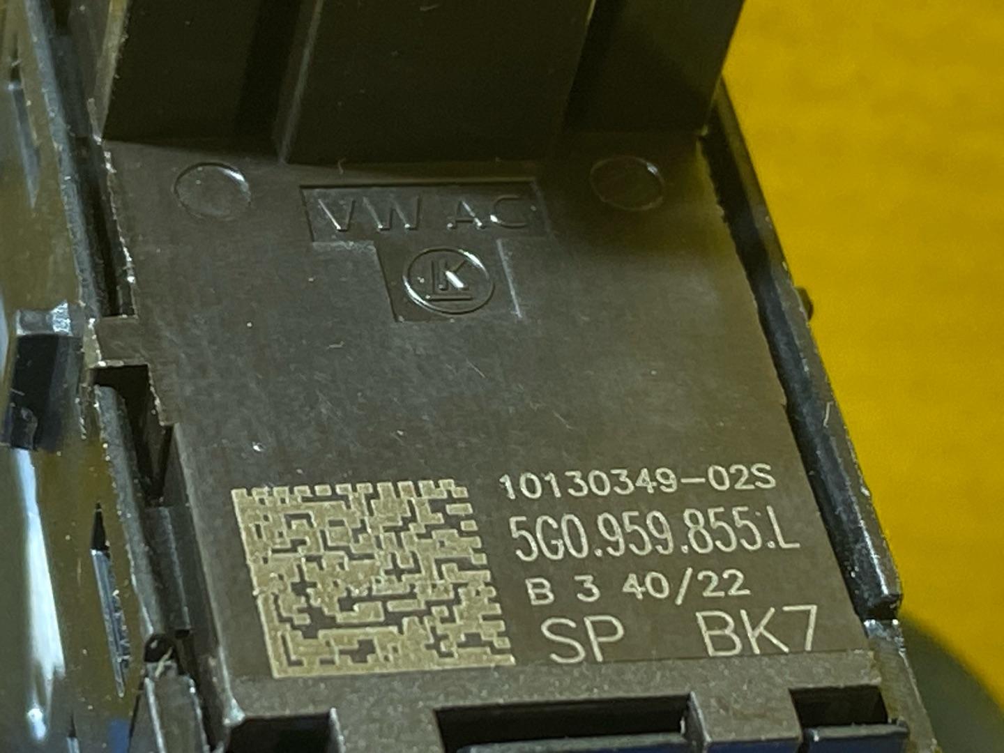 кнопка стеклоподъемника Volkswagen T-Roc 1 поколение 2022, 2.0 л., бензин, 5G0959855L - фото №5