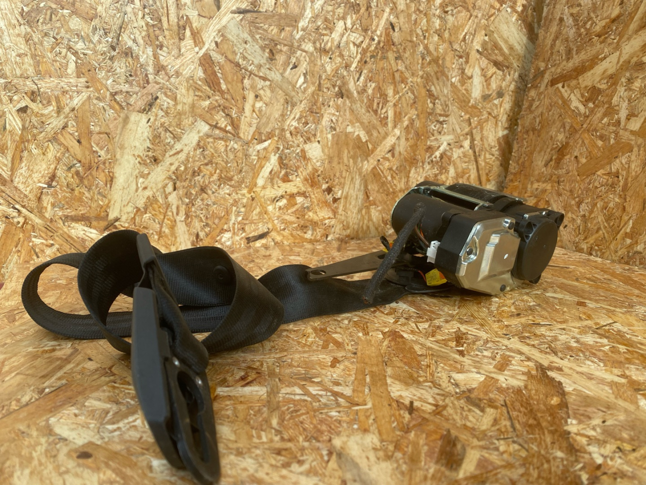 ремень безопасности Audi A4 B9 2016, 2.0 л., бензин, 8W0857706A - фото №1