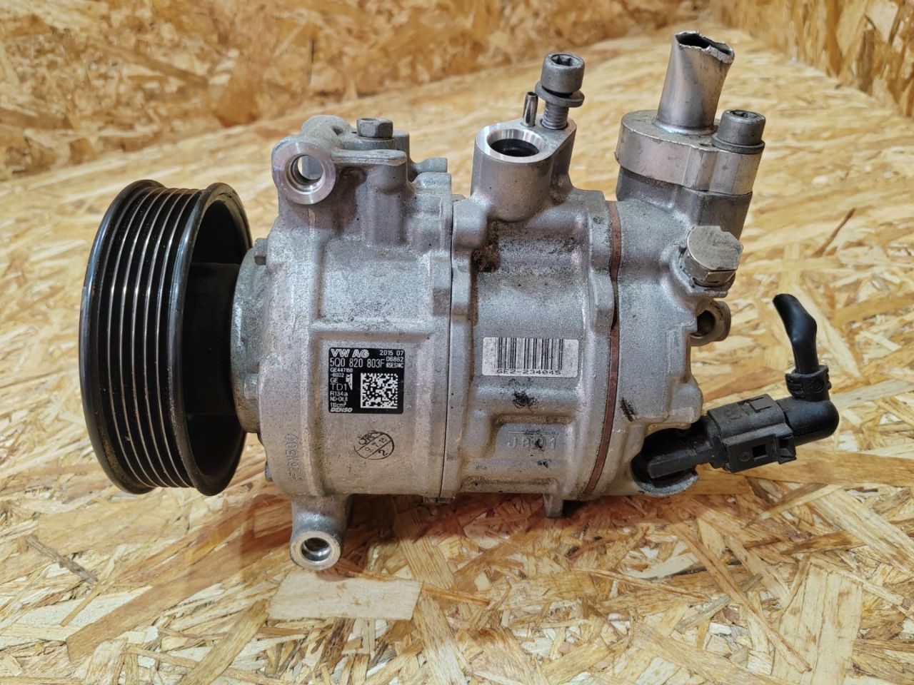 компрессор кондиционера Audi A3 8V 2015, 1.4 л., бензин, 5Q0820803F - фото №1