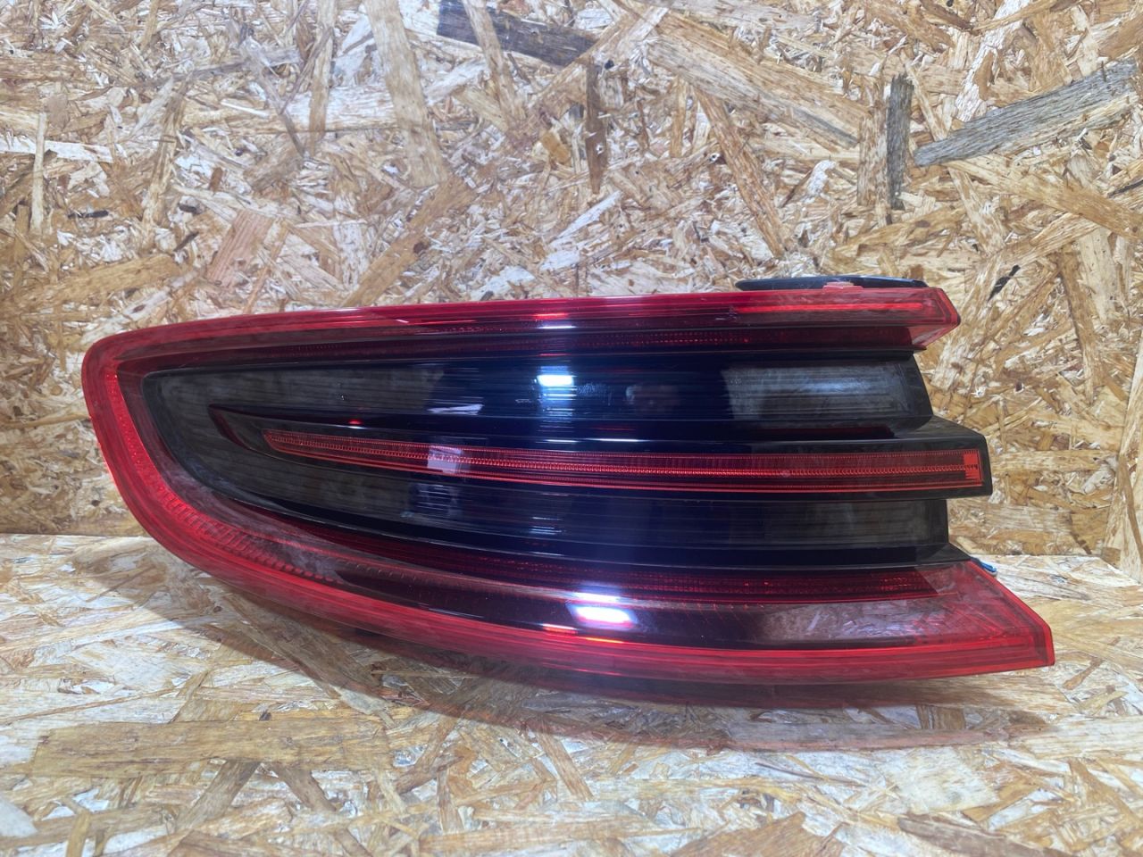 фонарь задний левый Porsche Macan 1 поколение 2016, 3.0 л., дизель, 95B945095D - фото №1