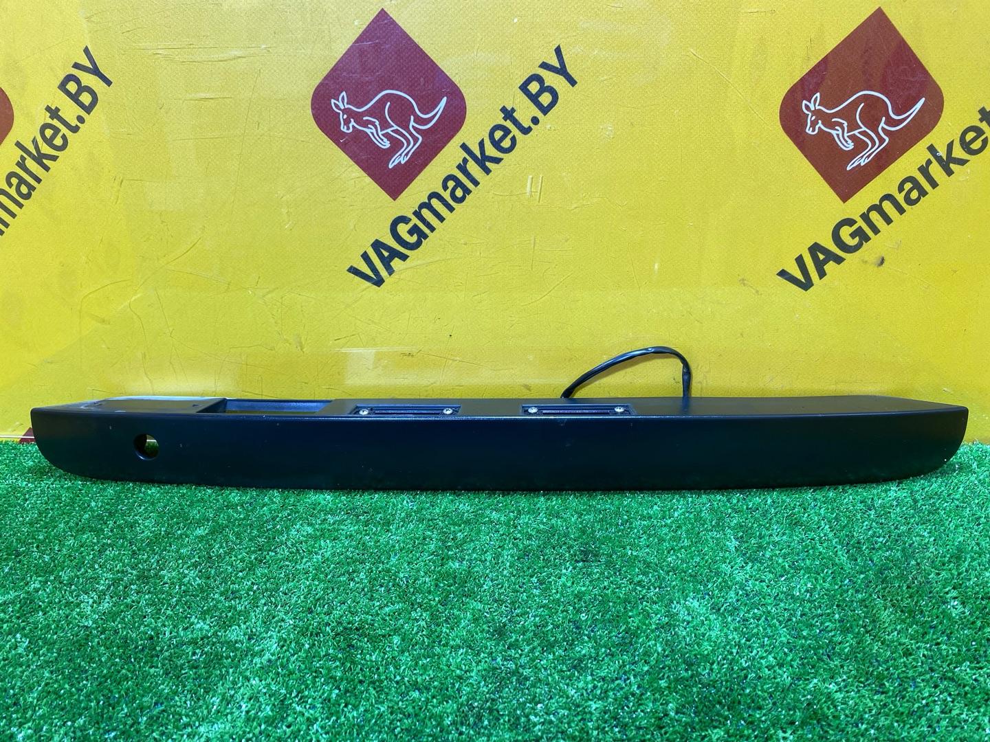 накладка подсветки номера Volkswagen Caddy 3 поколение [рестайлинг] 2013, 2.0 л., дизель, 2K5827574J