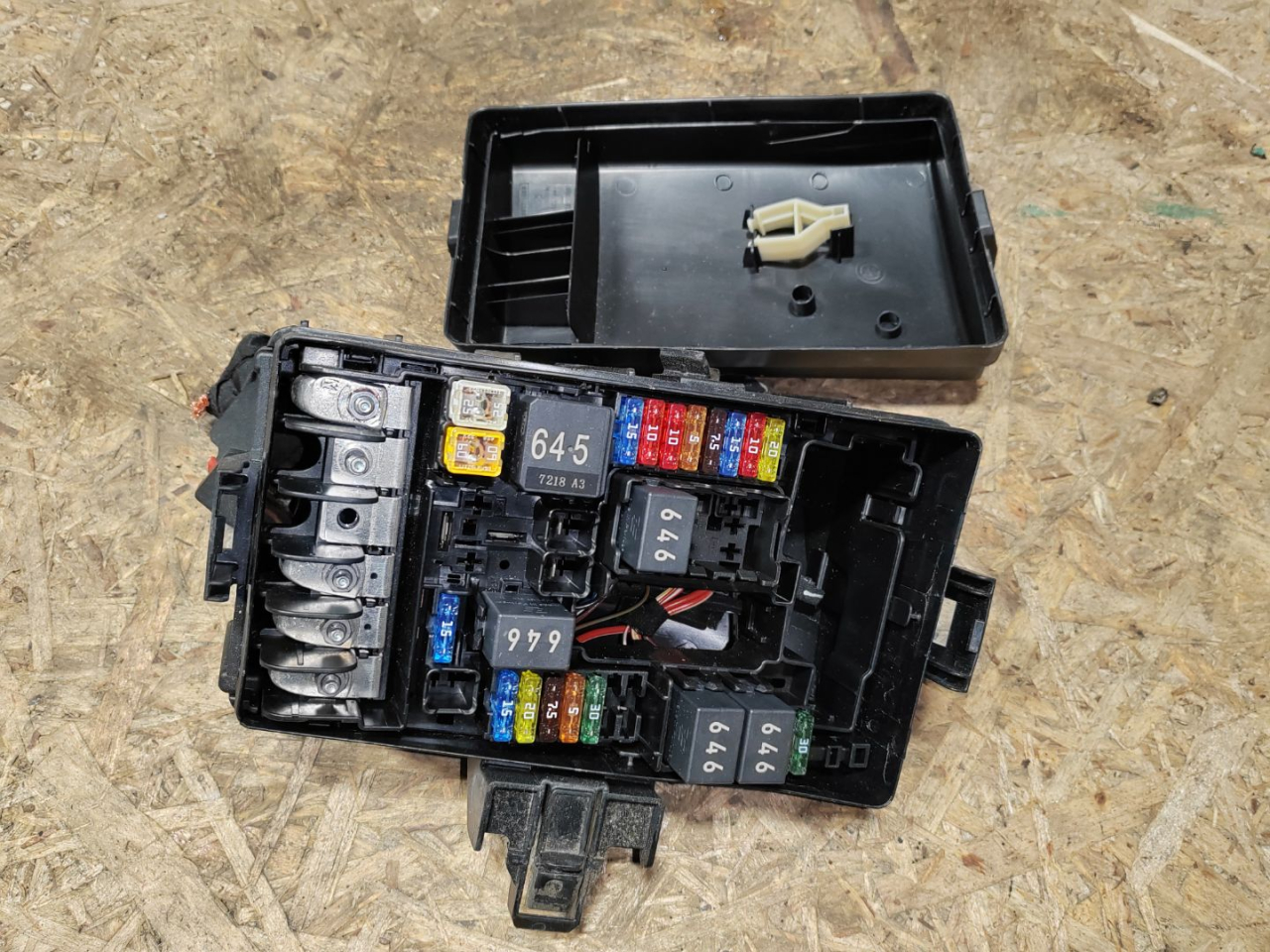 блок предохранителей Volkswagen Tiguan 2 поколение 2018, 2.0 л., бензин, 5Q0937125H - фото №1