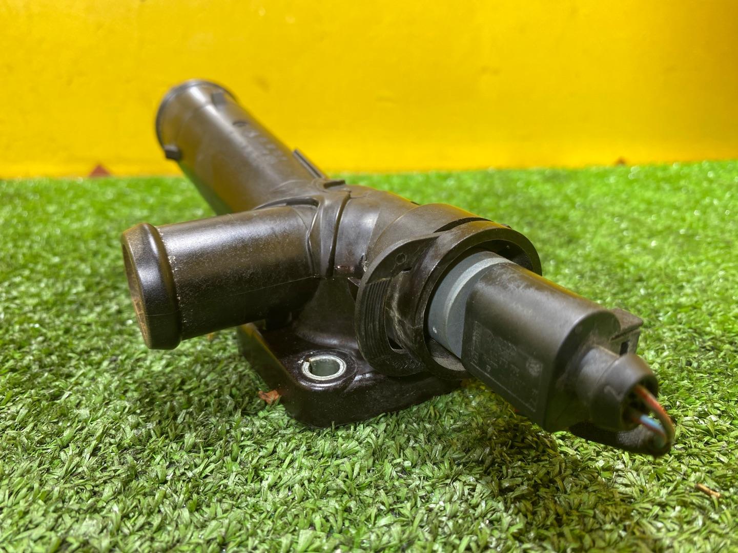 фланец (тройник) системы охлаждения Volkswagen Amarok 1 поколение 2H 2012, 2.0 л., дизель, 03L121131M - фото №5