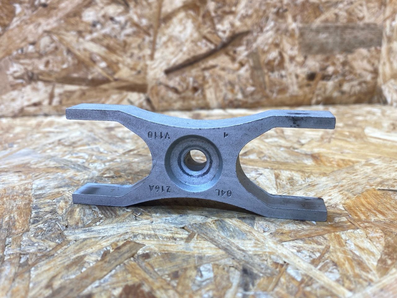 крепление форсунки Volkswagen Passat B8 2016, 2.0 л., дизель, 04L130216 - фото №1