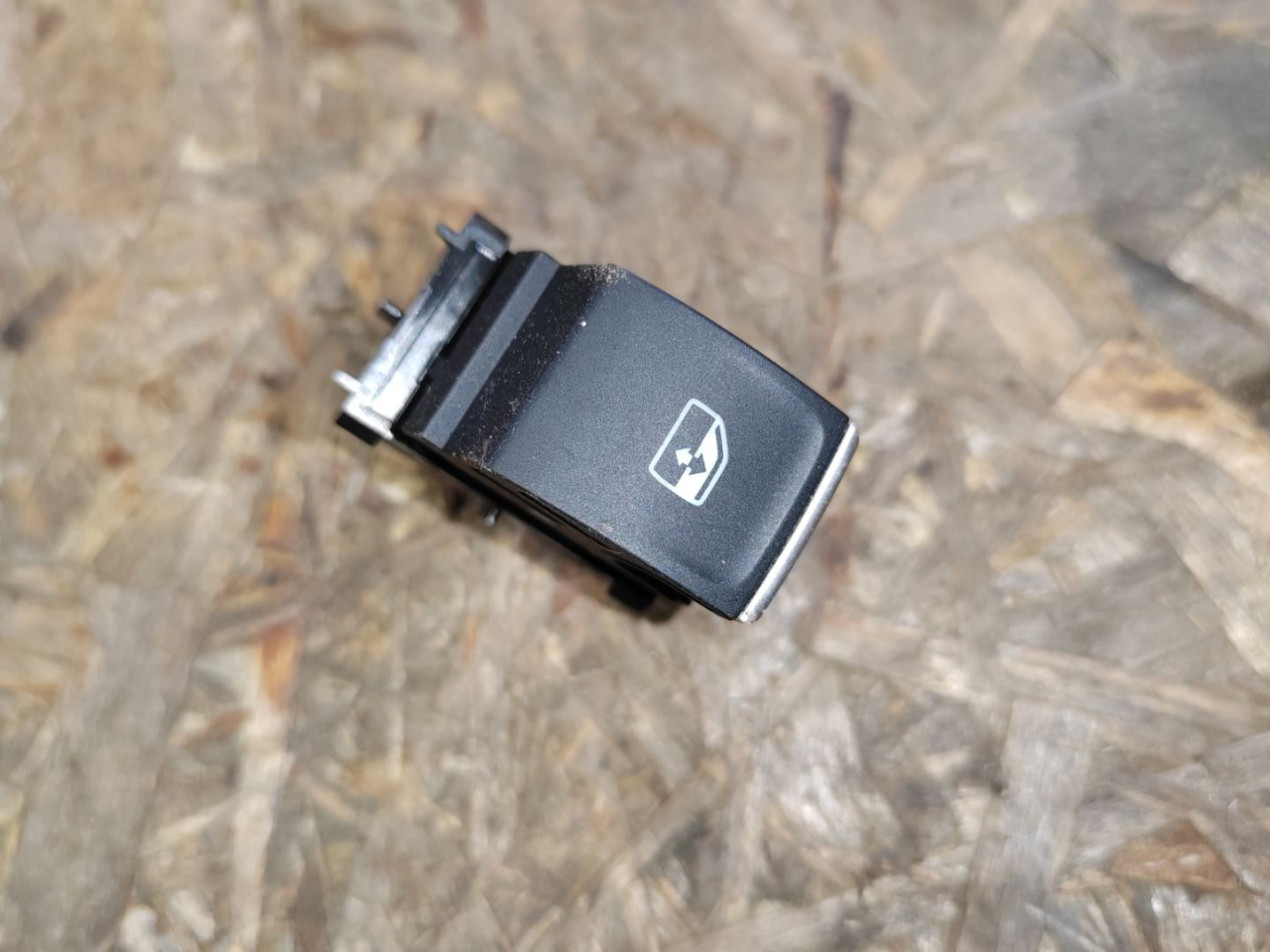 кнопка стеклоподъемника Volkswagen Tiguan 2 поколение 2018, 2.0 л., бензин, 5G0959855L - фото №1