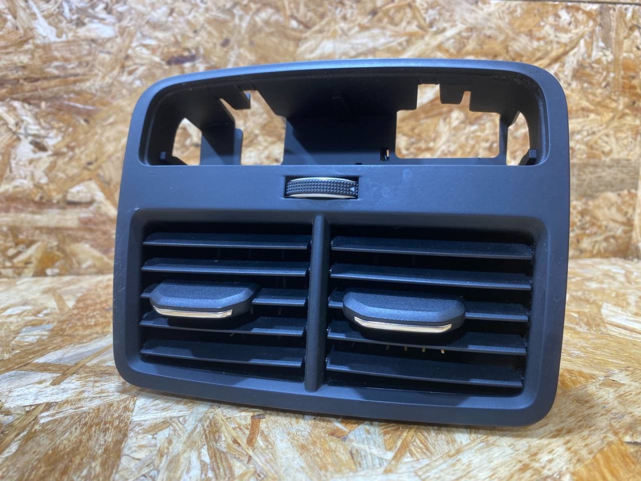 дефлектор обдува салона Audi A4 B9 2016, 2.0 л., бензин, 8W0819203B - фото №1