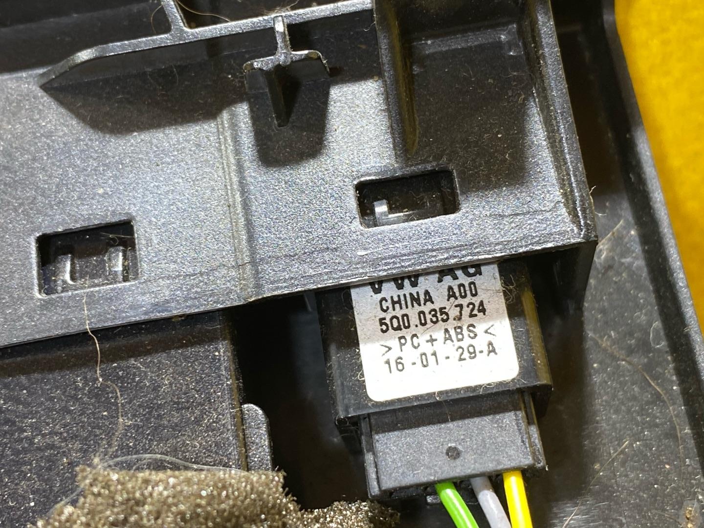 разъем AUX / USB Skoda Octavia 3 поколение (A7) 2016, 1.8 л., бензин, 5Q0035726E, 5Q0035724 - фото №6